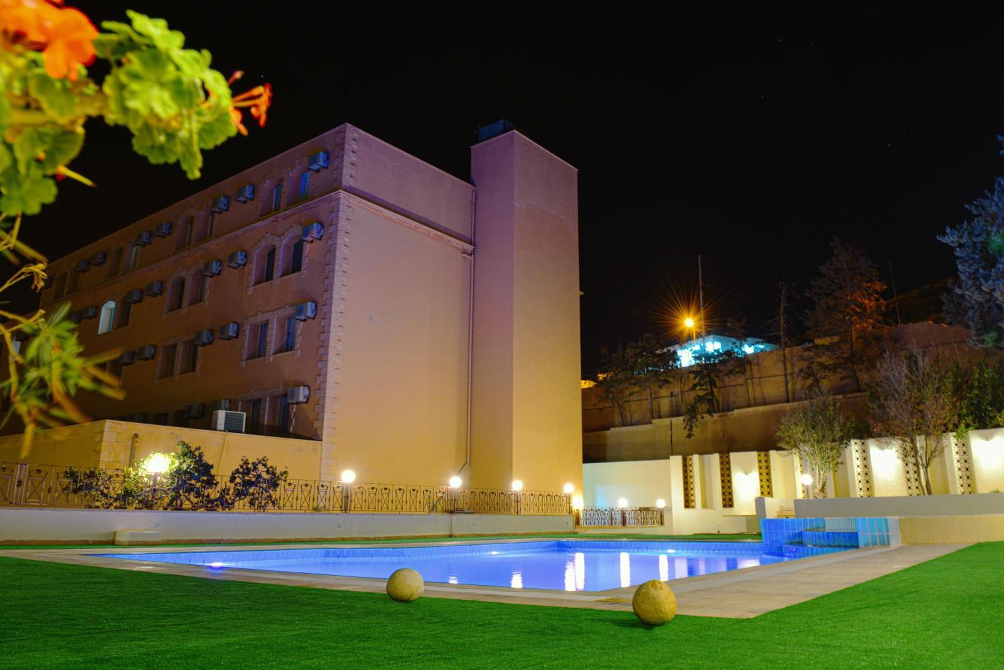 Petra Castle Hotel Вади Муса Екстериор снимка